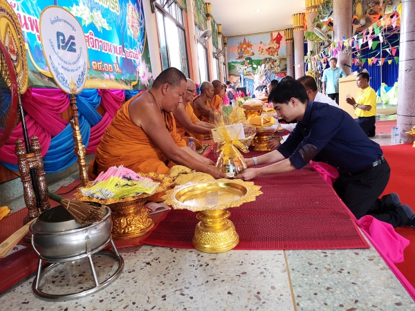 Mr. Arun Incharoensakdi Chief Operating Officer of Pimai Salt Co., Ltd. with employees and business partner jointly Kathin ceremony at Wat Ban Tan Phatthana, T. Samrit and Wat Mai Phatthana Tha Makhuea, T. Krabeungyai