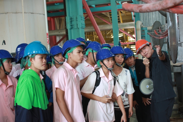The group of Faculty 's teachers and Students (25 persons) from Muangplubplapittayakom School, visit salt plant operation of Pimai Salt Company Limited