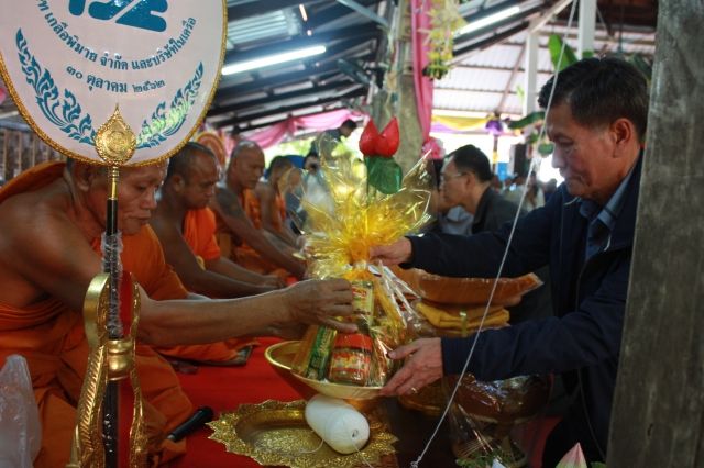 คุณอรุณ อินเจริญศักดิ์ ประธานเจ้าหน้าที่ฝ่ายปฏิบัติการ บริษัท เกลือพิมาย จำกัด และบริษัทในเครือ ร่วมเป็นเจ้าภาพทอดกฐิน ณ วัดบ้านตำแย