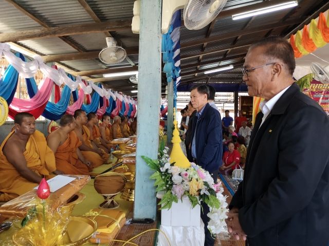 คุณอรุณ อินเจริญศักดิ์ ประธานเจ้าหน้าที่ฝ่ายปฏิบัติการ บริษัท เกลือพิมาย จำกัด และบริษัทในเครือ ร่วมเป็นเจ้าภาพทอดกฐิน ณ วัดบ้านปราสาท