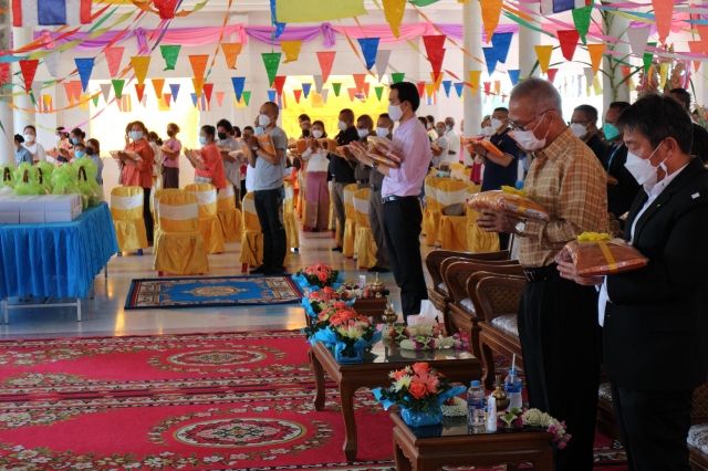 คุณอรุณ อินเจริญศักดิ์ ประธานเจ้าหน้าที่ฝ่ายปฏิบัติการ บริษัท เกลือพิมาย จำกัด และบริษัทในเครือ ร่วมเป็นเจ้าภาพทอดกฐิน